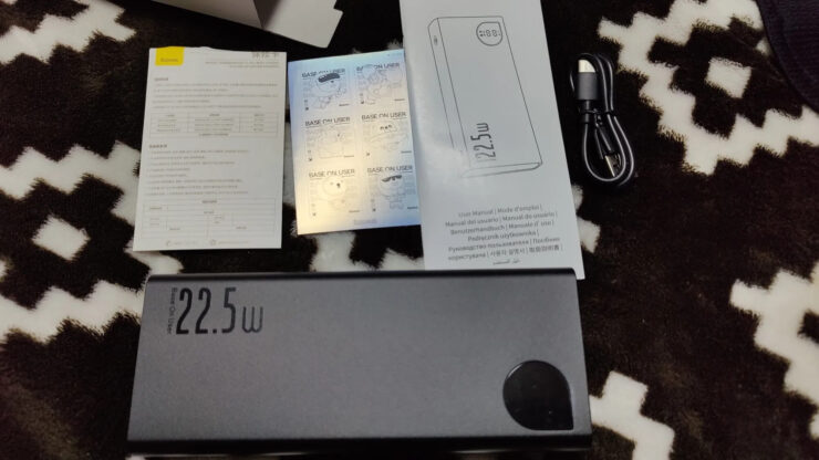 Внешний аккумулятор 20 000 мАч. Аккумулятор большой и убирать его лучше в рюкзак. Фото.