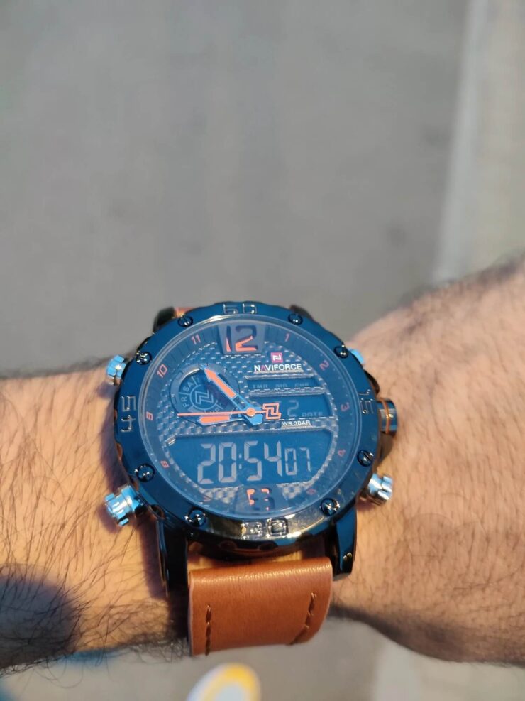 Мужские наручные кварцевые часы. Часы  смотрятся очень круто. Фото.