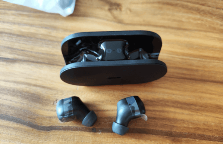 Дешёвые, но хорошие TWS-наушники. Футляр без крышки — не менее надёжен, чем с ней. Дешёвые, но хорошие TWS-наушники. Футляр без крышки — не менее надёжен, чем с ней. Фото.