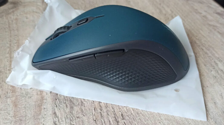 Беспроводная мышка для компьютера. Управлять интерфейсом компьютера удобнее при помощи мыши. Фото.