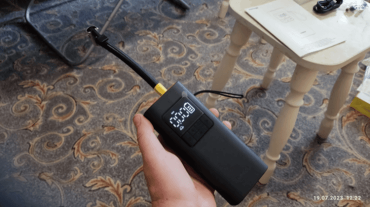 Компрессор для автомобильных колёс. Этому компрессору под силу накачать даже автомобильные колёса. Компрессор для автомобильных колёс. Этому компрессору под силу накачать даже автомобильные колёса. Фото.