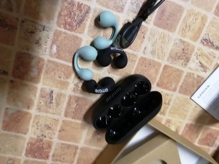 Удобные наушники, которые не выпадают из ушей. Эти наушники не только стильные, но и удобные. Фото.