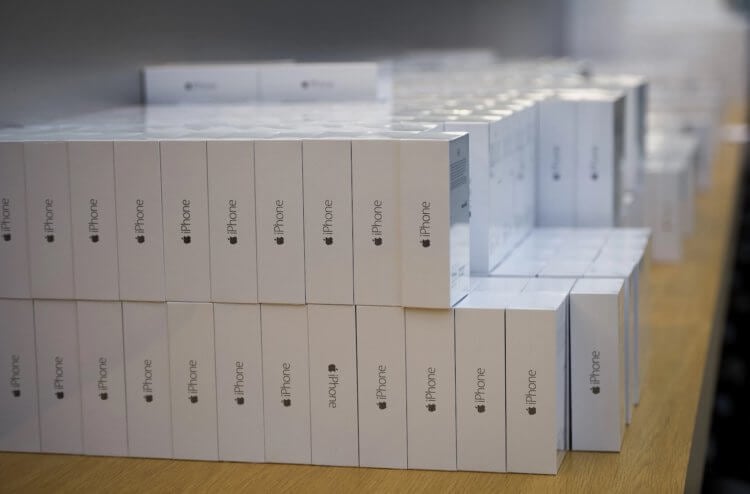 Работают ли авторизованные сервисные центры Apple в России. Параллельно импортированные Айфоны просто собирают и везут на ремонт в заграничные АСЦ. Фото.