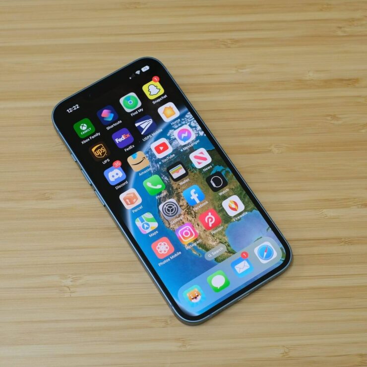 Когда выйдет iPhone SE 4. Определить по экрану, какой смартфон перед вами, будет очень не просто. Фото.