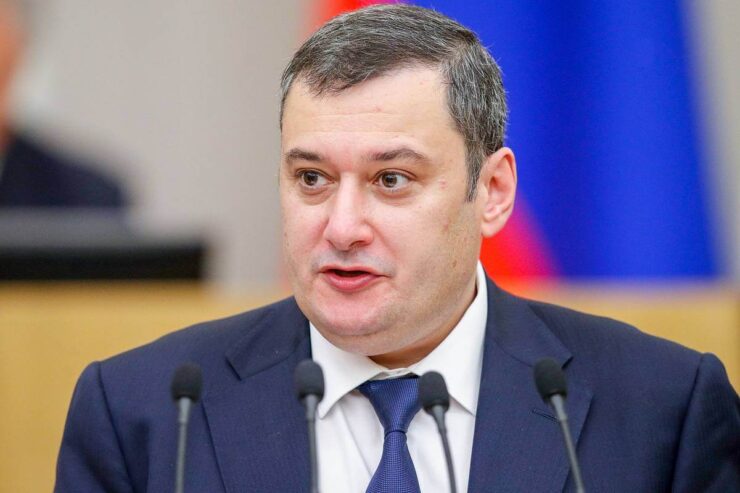 Кому нельзя пользоваться Айфонами. Александр Хинштейн и сам пользуется Айфоном в обычной жизни. Фото.