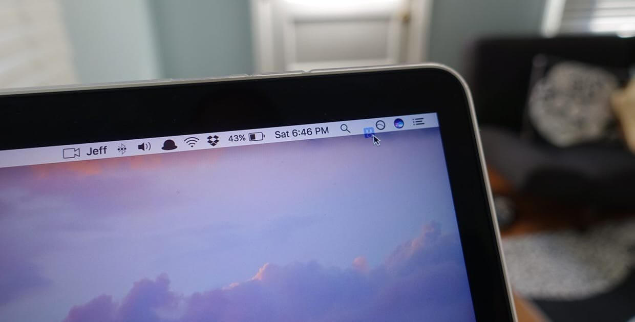 Строка меню в Mac OS. В строке меню можно разместить не только нужные переключатели, но и другую полезную информацию. Фото.