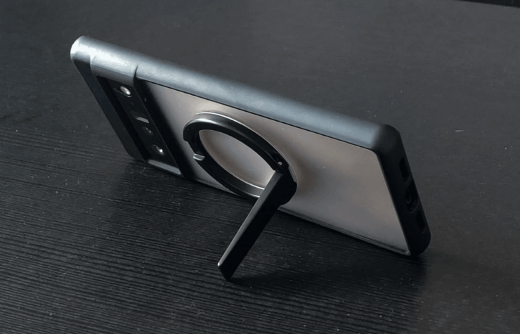 Подставка для смартфона на магнитах. В комплекте идёт внешнее магнитное кольцо, которое можно разместить под чехлом любого смартфона. Фото.