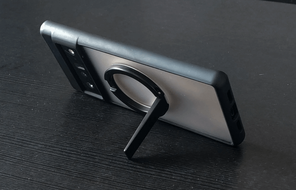 Подставка для смартфона на магнитах. В комплекте идёт внешнее магнитное кольцо, которое можно разместить под чехлом любого смартфона. Фото.