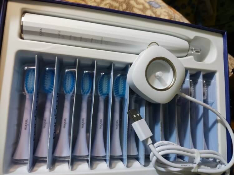 Щетка для чувствительных зубов. В комплекте с Nandme NX8000 идет специальная зарядная станция. Щетка для чувствительных зубов. В комплекте с Nandme NX8000 идет специальная зарядная станция. Фото.