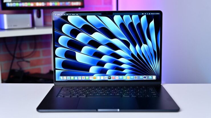 Стоит ли покупать MacBook Air 15″. Это лучшее решение для работы за столом. Стоит ли покупать MacBook Air 15″. Это лучшее решение для работы за столом. Фото.