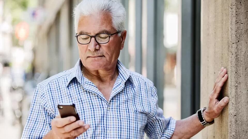 10 настроек iPhone для пожилых людей, которые сделают его использование проще. Фото.