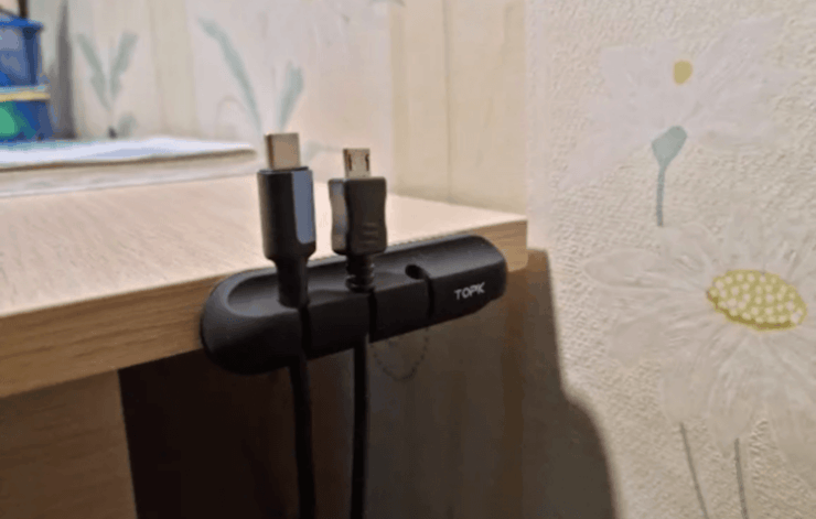 Недорогой органайзер для кабелей. Эта штучка позволяет закрепить провода на столе и не путать их. Недорогой органайзер для кабелей. Эта штучка позволяет закрепить провода на столе и не путать их. Фото.