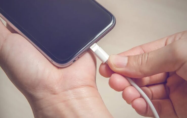 Как правильно охладить Айфон. Возможно, иногда имеет смысл отключить Айфон от зарядки и дать ему остыть. Фото.