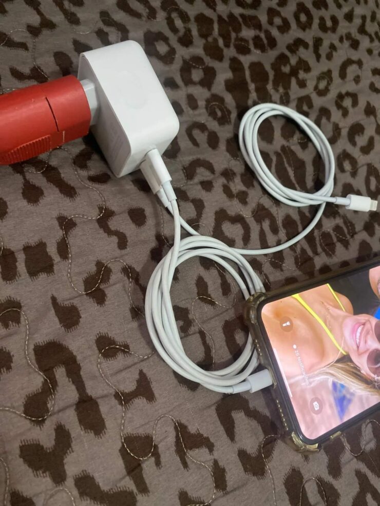 Быстрая зарядка для iPhone 15. Таким блоком питания можно сразу заряжать два устройства. Фото.