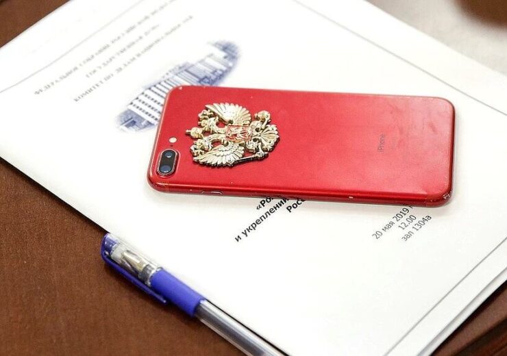 Безопасно ли пользоваться Айфоном. В России пока нет своих смартфонов на отечественной ОС, но совсем скоро выйдет Rosa Mobile. Фото.