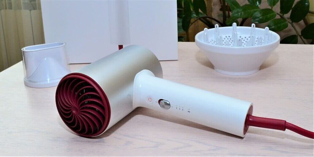 Мощный фен для волос. В комплекте с феном есть все необходимые насадки. Фото.