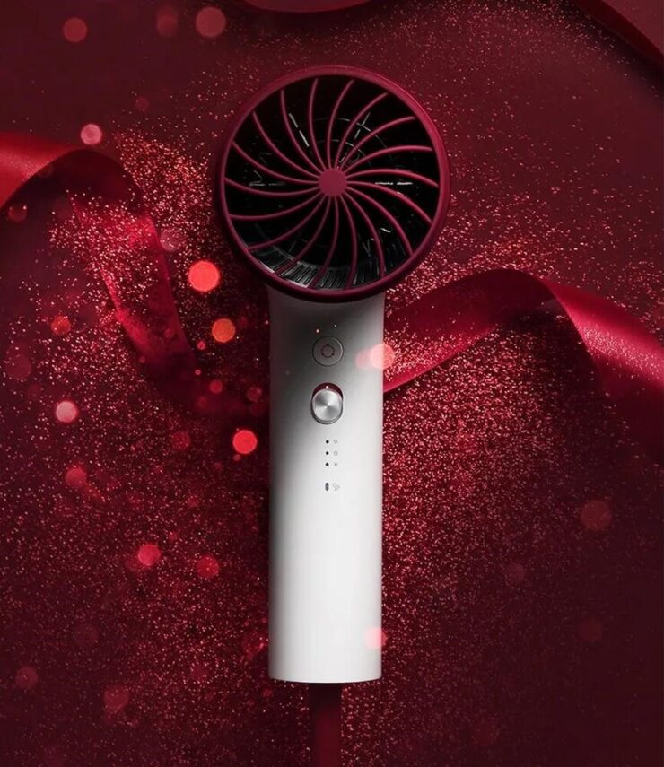 Мощный фен для волос. Кнопка на ручке позволяет настроить температуру обдува. Фото.