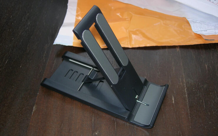 Вертикальная подставка для смартфона. Эта подставка выдержит даже планшет. Фото.