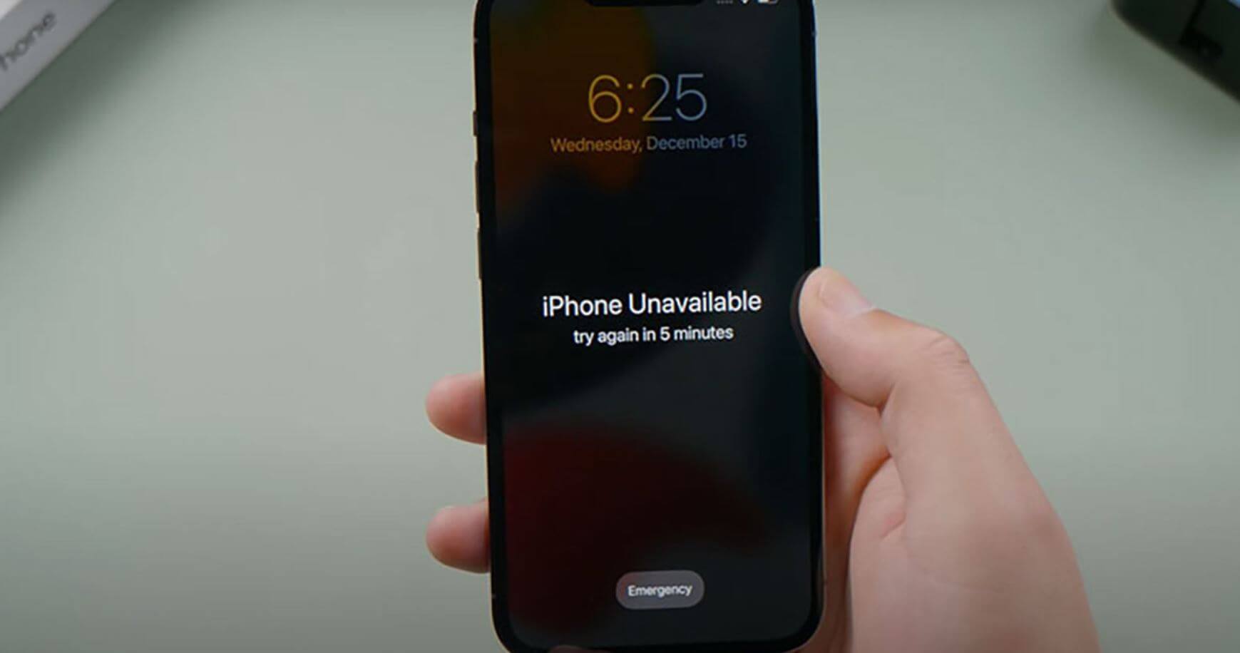 Что значит устройство iPhone недоступно. Подобная ситуация появляется при неправильном вводе пароля несколько раз подряд. Фото.