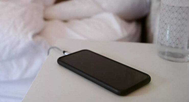 Что делать, если Айфон греется во время зарядки. Не кладите заряжающийся Айфон под подушку. Фото.