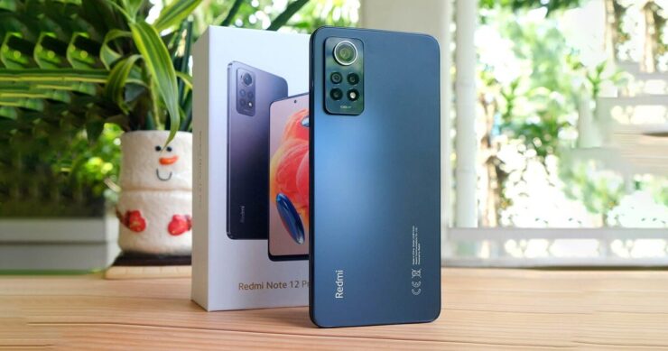 Недорогой смартфон с хорошей камерой. Матовая задняя панель смотрится очень стильно. Фото.