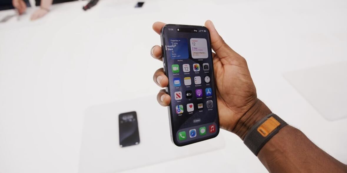 Новая кнопка в iPhone 15 Pro. При случайном касании Action Button на экране появляется сообщение, что кнопку необходимо нажать и удерживать. Фото.