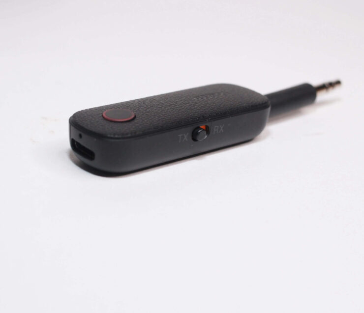 Автомобильный Bluetooth AUX адаптер. Этот адаптер можно использовать и для домашней акустики. Автомобильный Bluetooth AUX адаптер. Этот адаптер можно использовать и для домашней акустики. Фото.