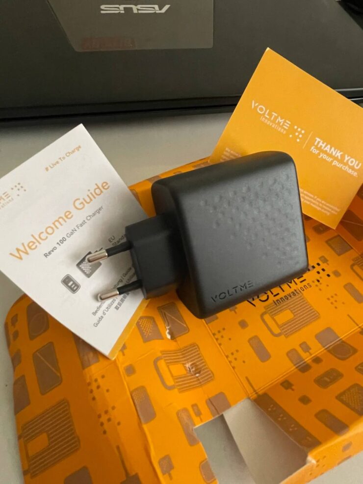 Зарядка для Айфона. Таким блоком питания можно легко зарядить даже ноутбук. Зарядка для Айфона. Таким блоком питания можно легко зарядить даже ноутбук. Фото.