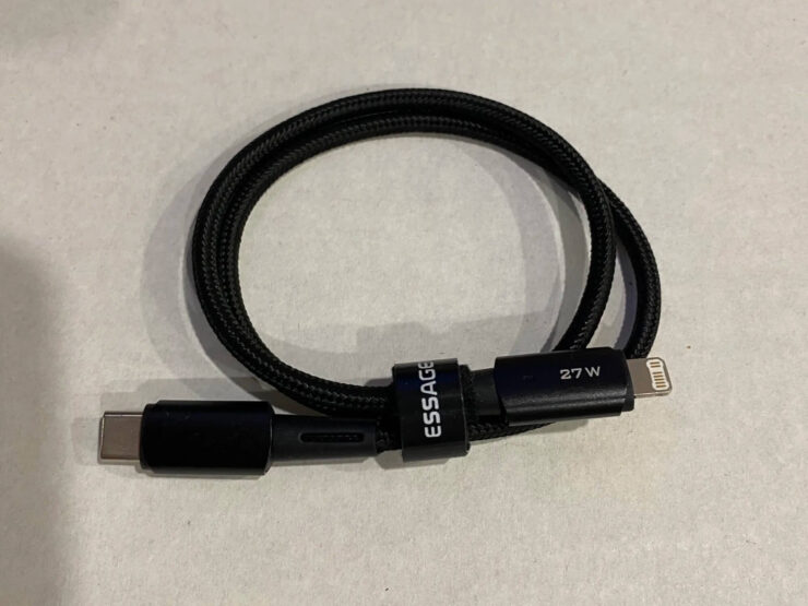 Провод для зарядки Айфона. Прочный Lightning пригодится покупателям старых Айфонов. Провод для зарядки Айфона. Прочный Lightning пригодится покупателям старых Айфонов. Фото.