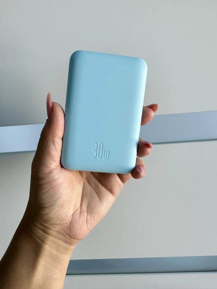 Внешний аккумулятор с MagSafe. Такой внешний аккумулятор еще и не займет много места в сумке. Внешний аккумулятор с MagSafe. Такой внешний аккумулятор еще и не займет много места в сумке. Фото.
