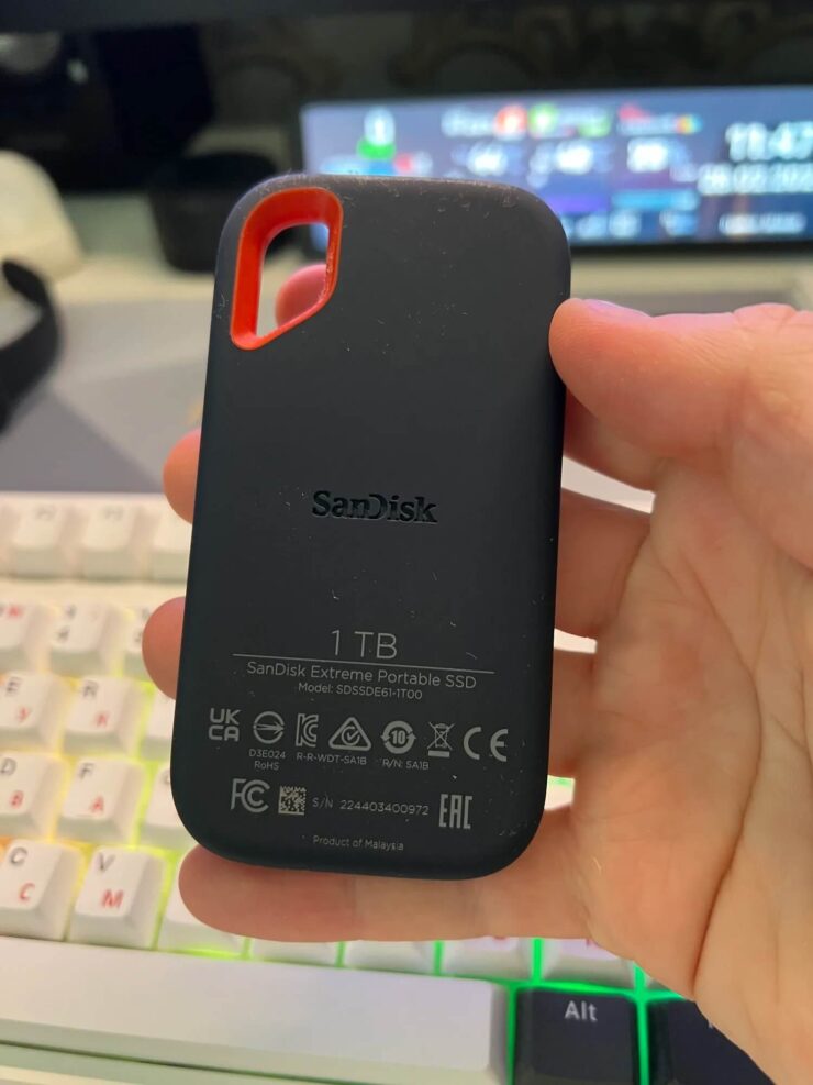 Внешний SSD накопитель. Внешний накопитель очень небольшой по размеру. Внешний SSD накопитель. Внешний накопитель очень небольшой по размеру. Фото.