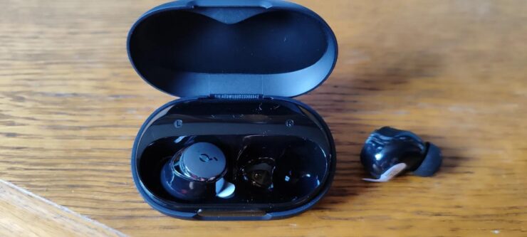 Беспроводные наушники с активным шумоподавлением. Наушники плотно сидят в ушах и не выпадают. Беспроводные наушники с активным шумоподавлением. Наушники плотно сидят в ушах и не выпадают. Фото.