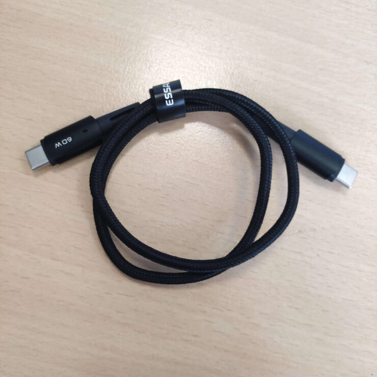 Кабель USB-C для зарядки. Благодаря тканевой оплетке провод прослужит вам реально долго. Кабель USB-C для зарядки. Благодаря тканевой оплетке провод прослужит вам реально долго. Фото.