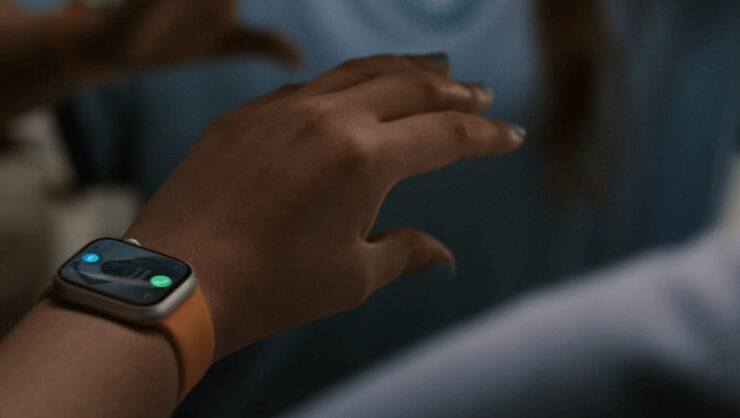 Датчики в Apple Watch 9. Дважды сведите указательный и большой палец и часы снимут трубку или запустят воспроизведение. Датчики в Apple Watch 9. Дважды сведите указательный и большой палец и часы снимут трубку или запустят воспроизведение. Фото.