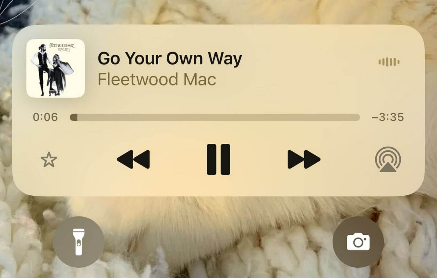 Что нового в iOS 17.1 beta 2. Поставить лайк на трек из Apple Music можно прямо с экрана блокировки iOS 17.1. Что нового в iOS 17.1 beta 2. Поставить лайк на трек из Apple Music можно прямо с экрана блокировки iOS 17.1. Фото.