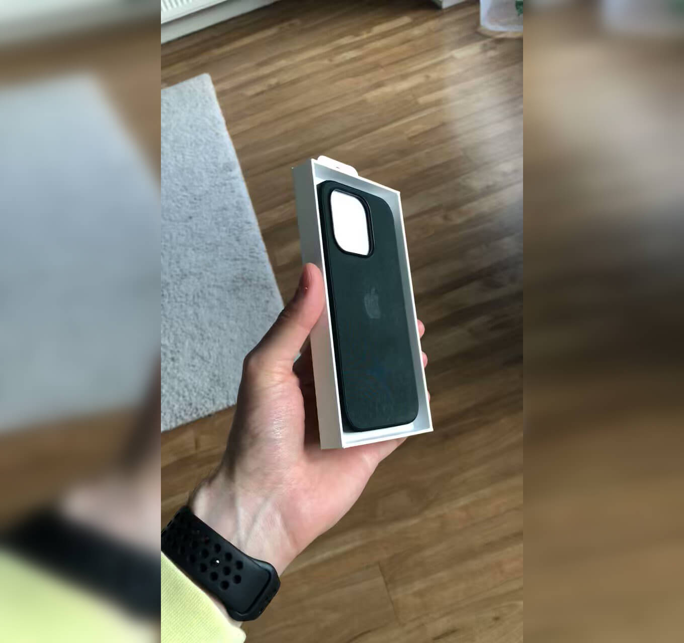 Официальные тканевые чехлы для iPhone 15 FineWoven. Сразу видно, что на кожу FineWoven и близко не похож. Фото.