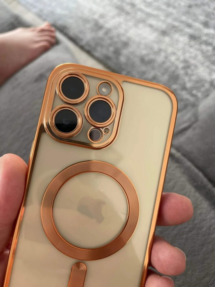 Какой чехол купить для iPhone 15. Здесь и яблочко будет видно, и желтеть начнет не быстро. Фото.