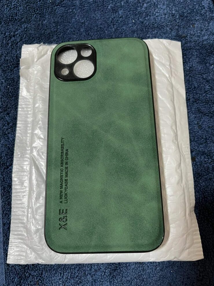 Какой чехол купить для iPhone 15. Не такая кожа, как у Apple, но на первое время пойдет. Фото.