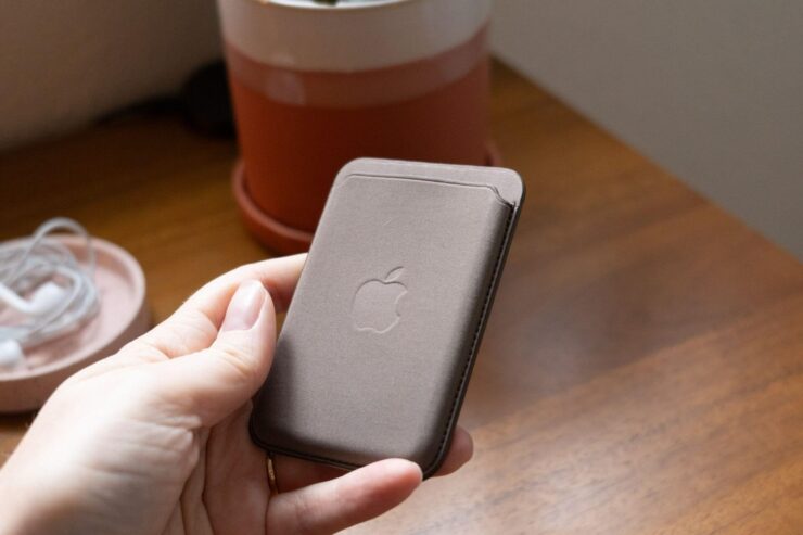 Пачкаются ли тканевые чехлы Apple FineWoven. Кошелек сразу из коробки был с потертостями с правой стороны. Фото.