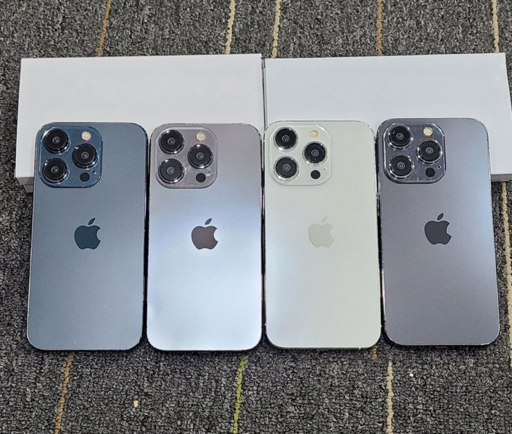 Камера в Айфон 15 Про. Отличить iPhone 15 Pro от iPhone 14 Pro по блоку камер будет практически невозможно. Камера в Айфон 15 Про. Отличить iPhone 15 Pro от iPhone 14 Pro по блоку камер будет практически невозможно. Фото.