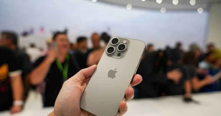 Какой Айфон дольше держит заряд. iPhone 15 Pro проиграл даже базовому iPhone 15. Какой Айфон дольше держит заряд. iPhone 15 Pro проиграл даже базовому iPhone 15. Фото.