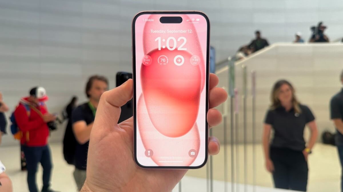 Какой Айфон дольше держит заряд. iPhone 15 Plus дольше всех из Айфонов держит батарею. Фото.