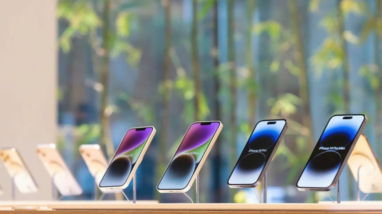 Поставки новых Айфонов в Россию. Apple не привезёт в Россию iPhone 15, но за неё это сделают другие. Фото.