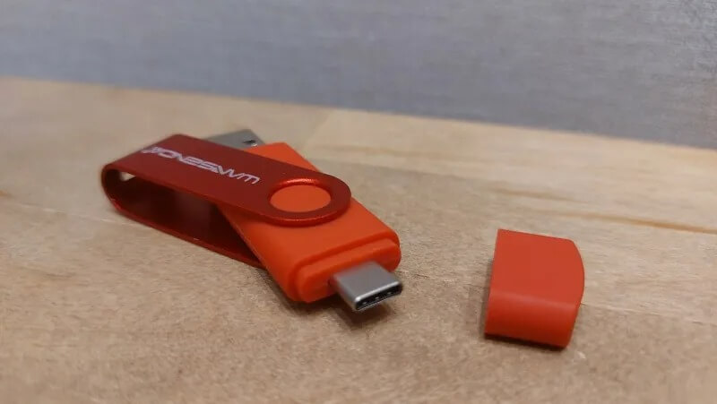 Флешка для Айфона. Флешка оснащена сразу двумя штекерами, так что получится использовать ее не только с телефоном, но и компьютером. Фото.