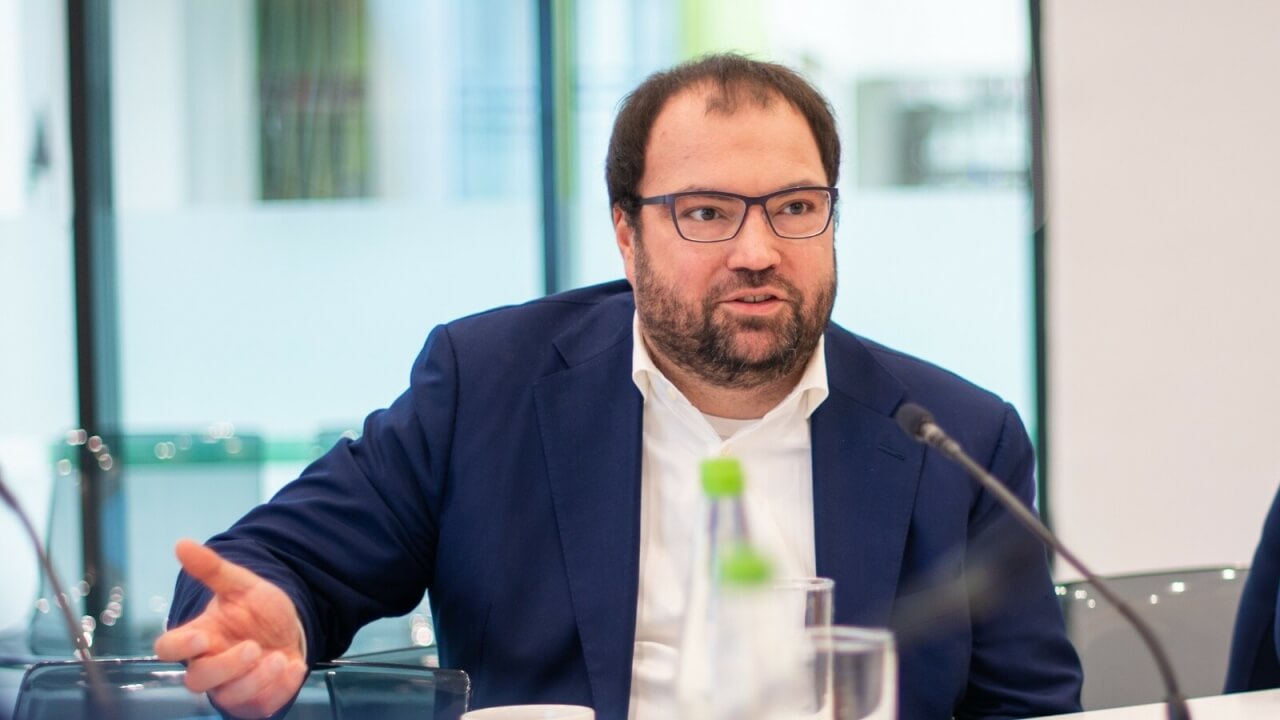 Разрешат ли аналоги App Store на iPhone. Откуда у Минцифры уверенность, что Apple согласится, сказать сложно. Фото.