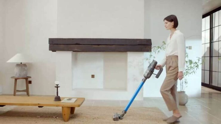 Мощный вертикальный беспроводной пылесос. Puppyoo T12 Pure можно легко узнать по ярко-синей трубе. Мощный вертикальный беспроводной пылесос. Puppyoo T12 Pure можно легко узнать по ярко-синей трубе. Фото.