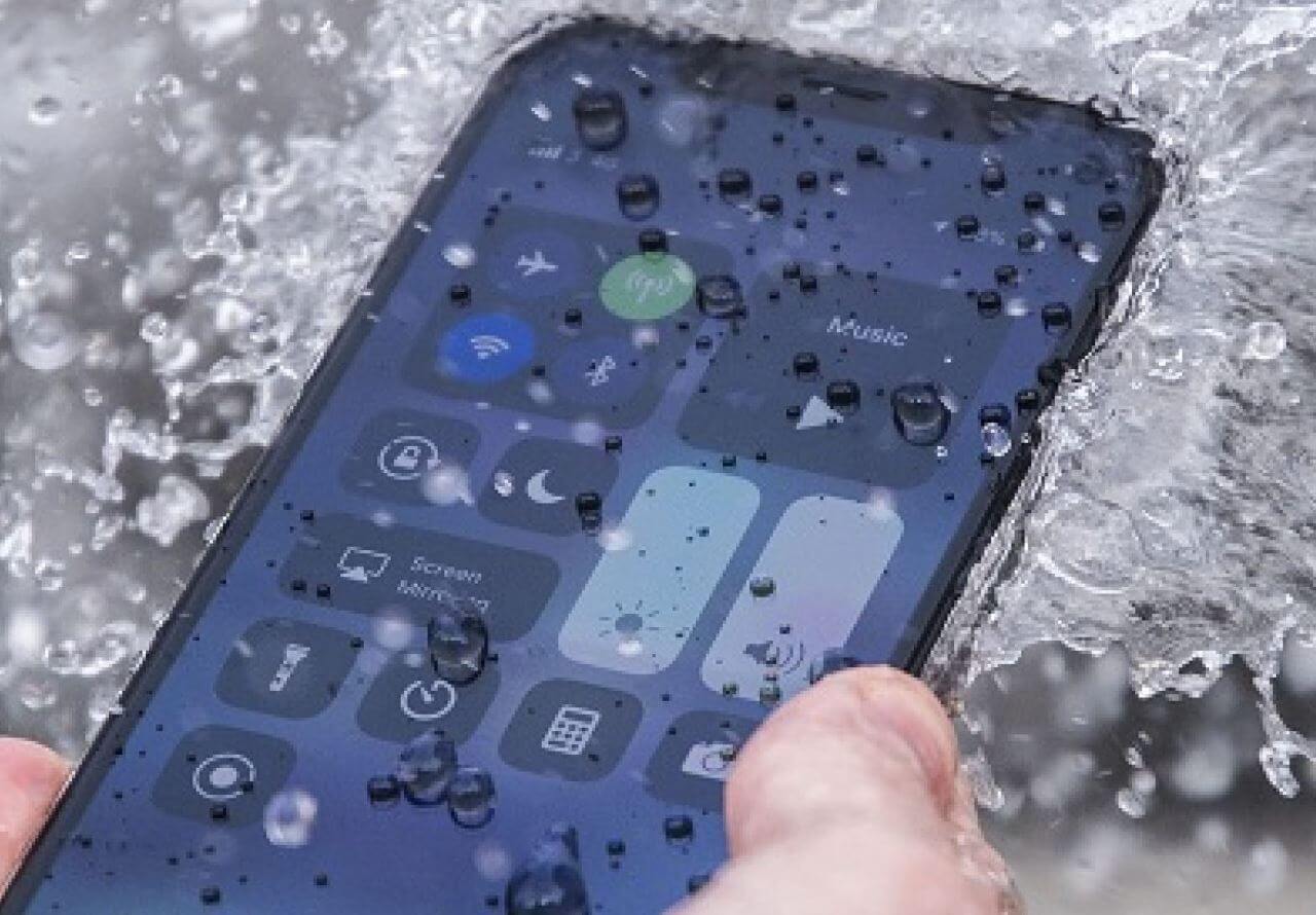 Как устроена водонепроницаемость в Айфоне и можно ли его окунать в воду на  самом деле | AppleInsider.ru