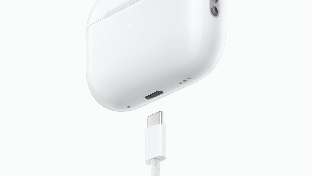 Новая версия AirPods Pro 2. Кроме появления USB-C никаких внешних изменений в AirPods Pro не произошло. Фото.