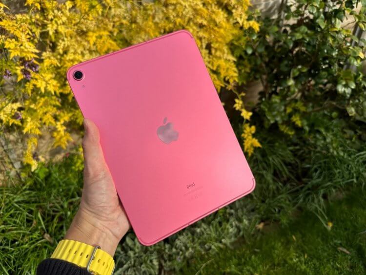 Сколько нужно памяти на Айпаде. Хоть в базе iPad 10 идет всего 64 ГБ, но посмотрите какой крутой цвет. За него это можно простить. Фото.