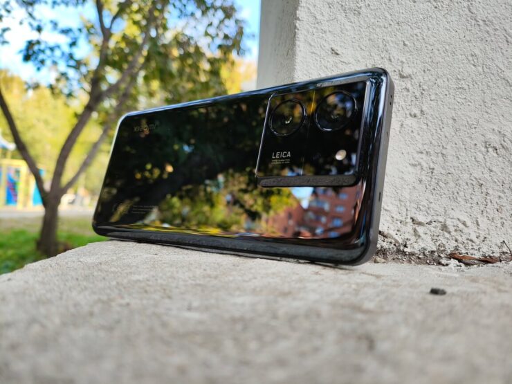 Дизайн Xiaomi 13T Pro. Найти ракурс, чтобы снять черный Xiaomi 13T Pro без отражений, очень сложно. Фото.